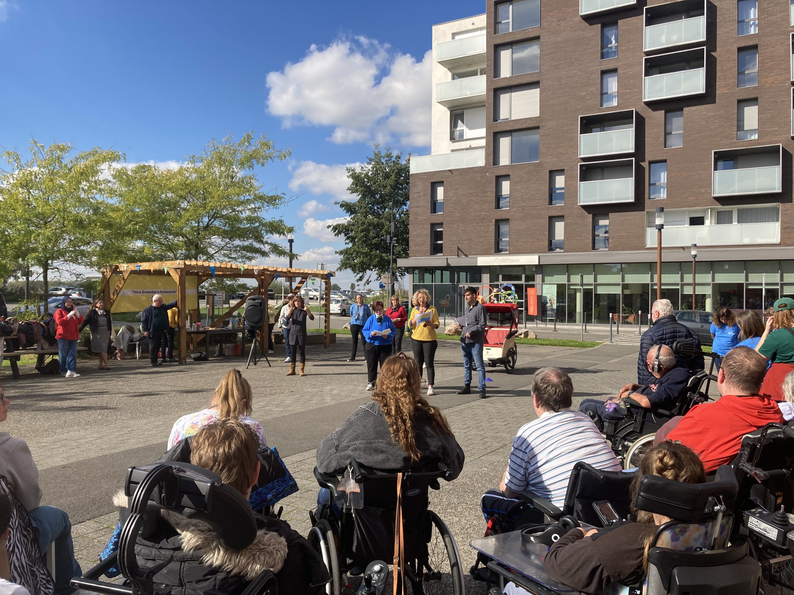 Cérémonie d'ouverture sur la place Gandhi